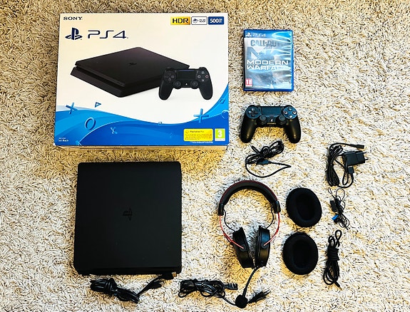 PS4 Slim 500 GB + handkontroll, CoD Modern Warfare & HyperX-headset