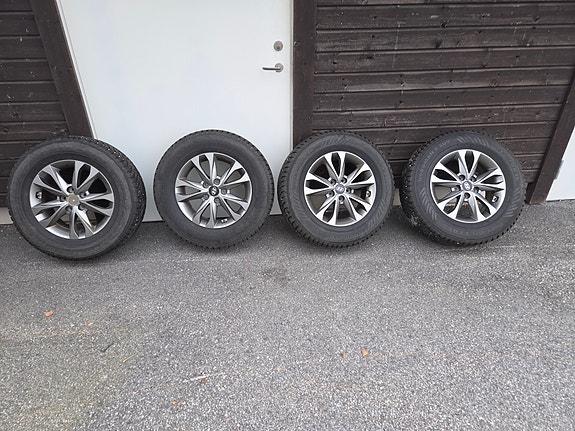 Dubbade vinterdäck till Hyunda IX30 215/16 tum