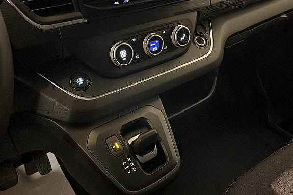 Renault Trafic 12 of 19