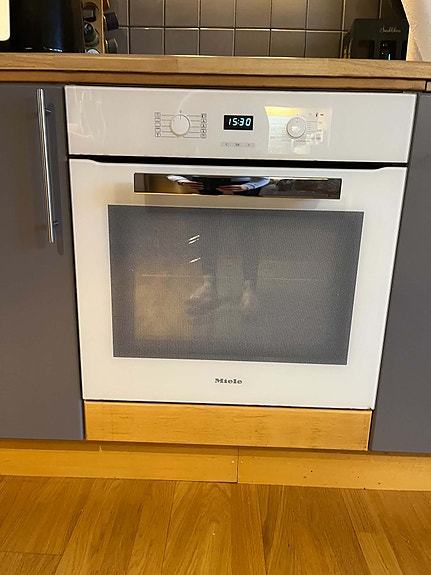 Miele inbyggnadsugn varmluft vit