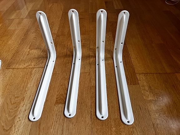 Hyllkonsoler vitlackerade i metall