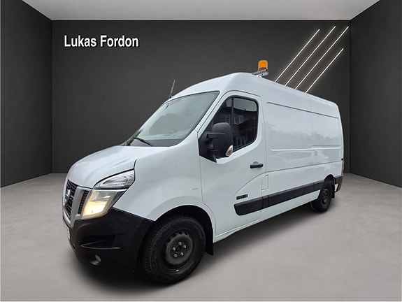 Nissan NV400 2 of 16