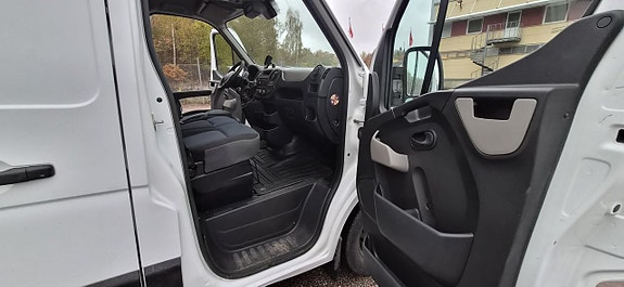 Nissan NV400 11 of 16