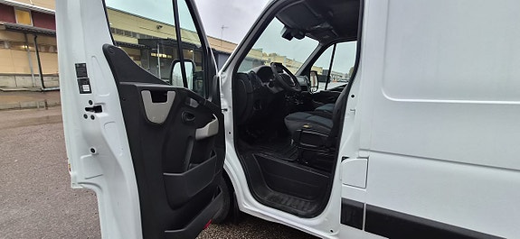 Nissan NV400 13 of 16