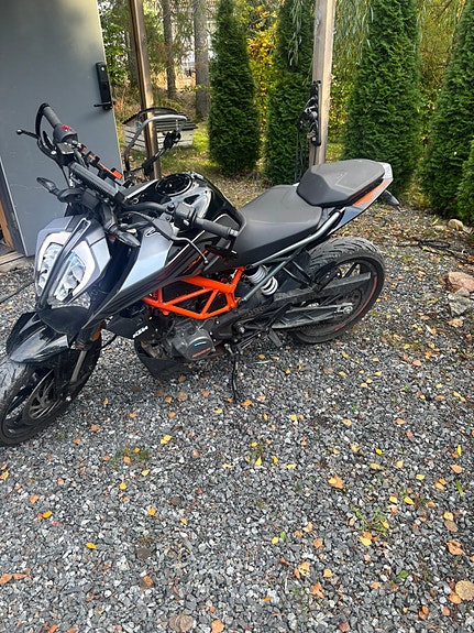 KTM 125 Duke 3 of 5