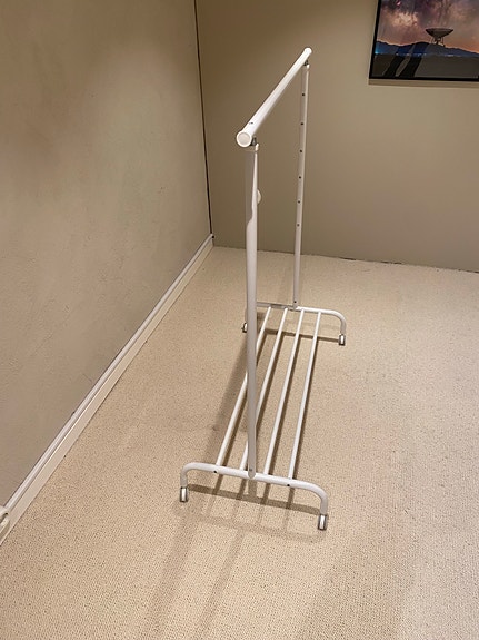 Rigga - IKEA klädställning vit med hjul