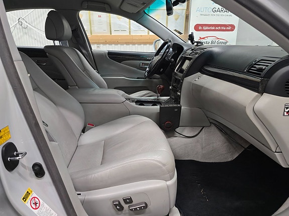 Lexus LS460 13 of 25