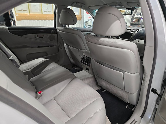 Lexus LS460 15 of 25