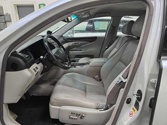 Lexus LS460 8 of 25