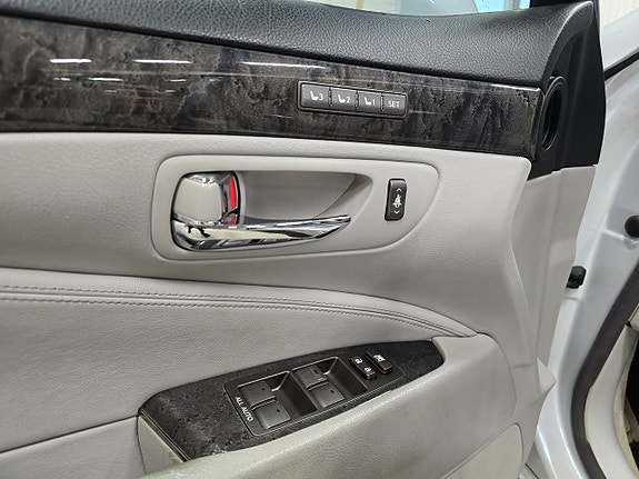 Lexus LS460 10 of 25