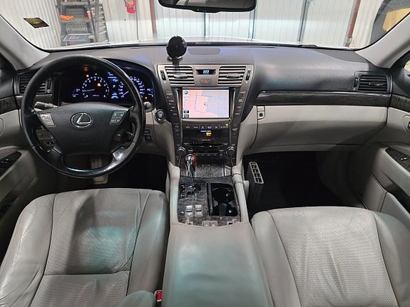 Lexus LS460 17 of 25