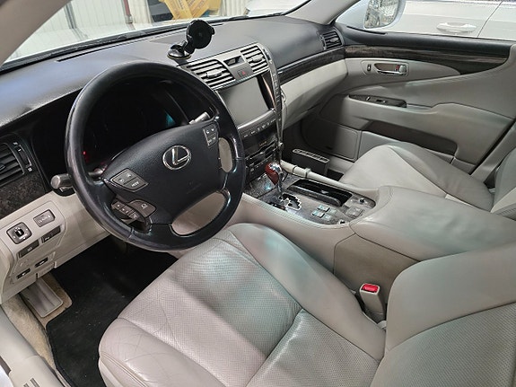 Lexus LS460 9 of 25