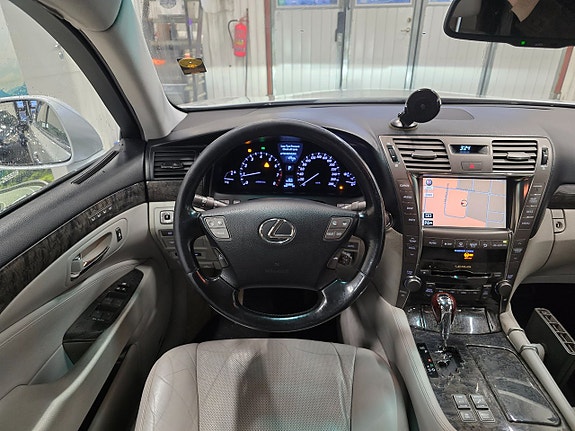 Lexus LS460 23 of 25