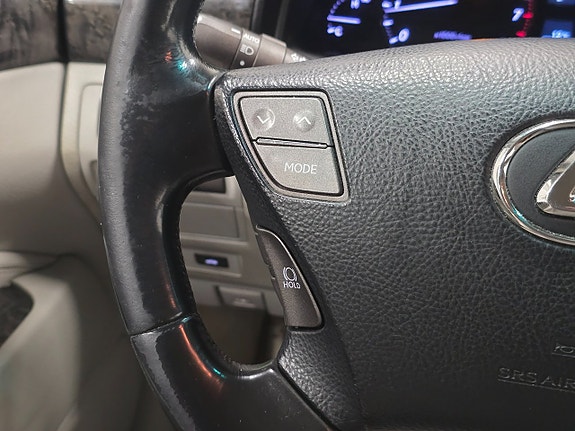 Lexus LS460 21 of 25
