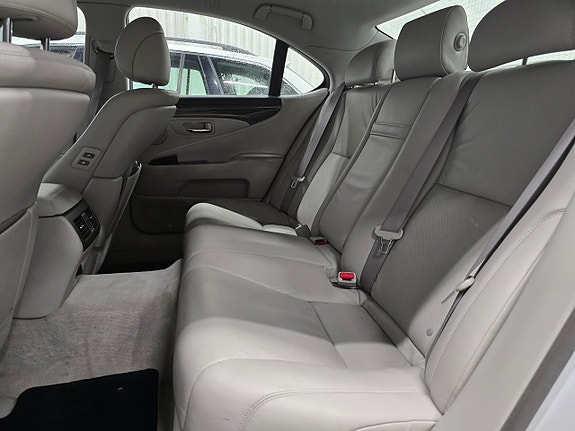 Lexus LS460 12 of 25