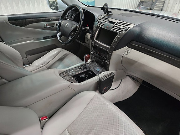 Lexus LS460 14 of 25
