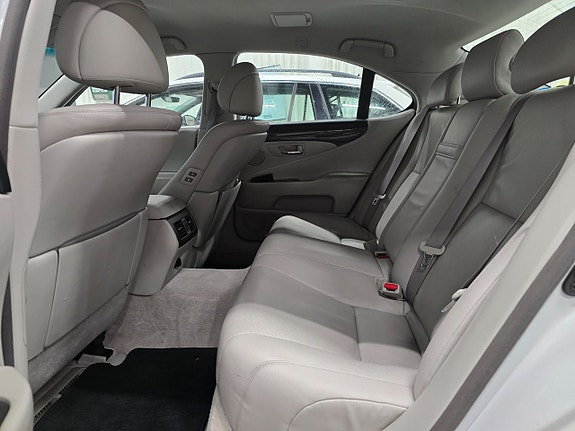 Lexus LS460 11 of 25
