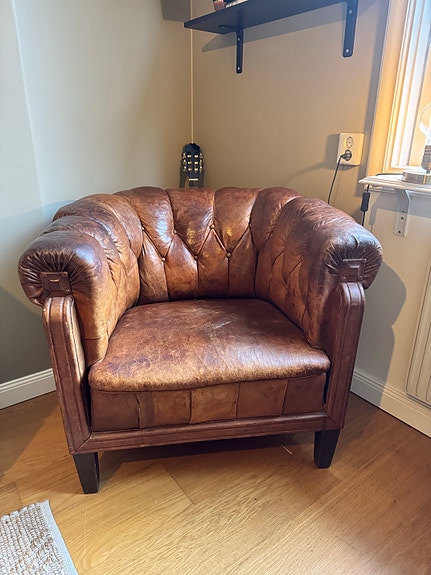 Chesterfield fåtölj med patina