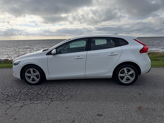 Volvo V40 2 of 12