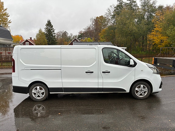 Nissan NV300 8 of 12