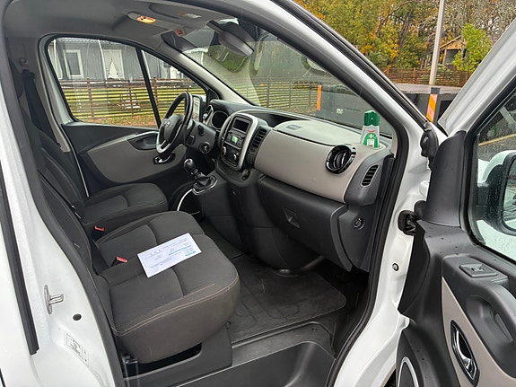 Nissan NV300 4 of 12