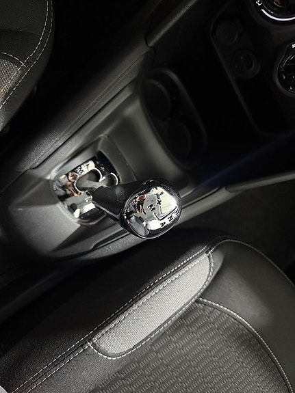 Peugeot 208 12 of 15