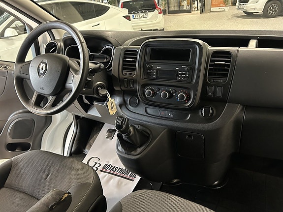 Renault Trafic 23 of 26