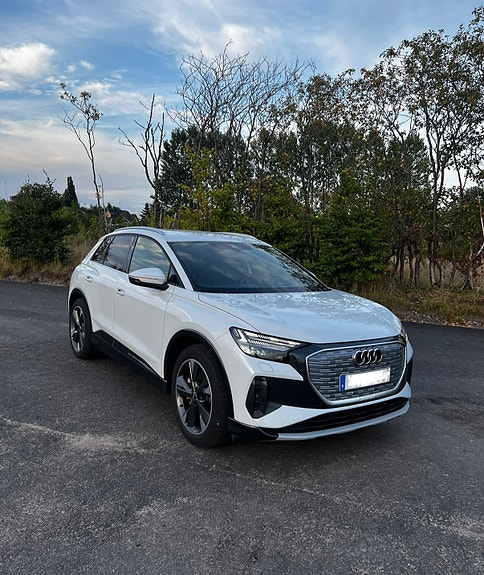 Audi Q4 e-tron 3 of 6