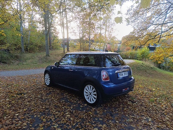 MINI Cooper D 2 of 8