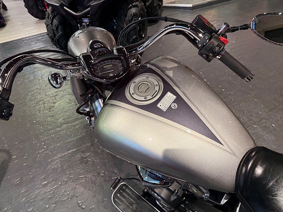 Yamaha XVS1300 Midnightstar 3 of 7