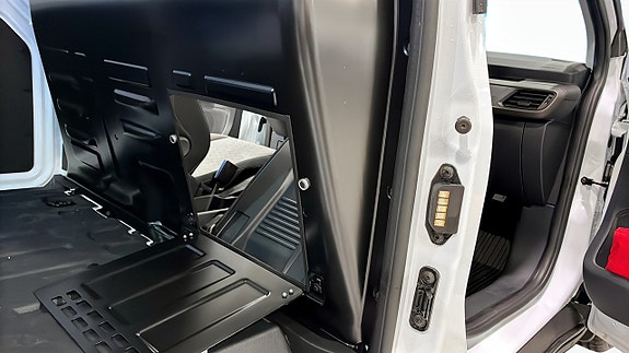 Ford Transit Courier 12 of 12