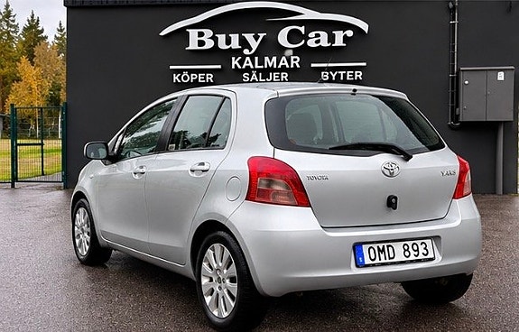 Toyota Yaris 5 of 7