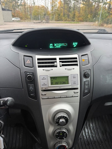 Toyota Yaris 7 of 7