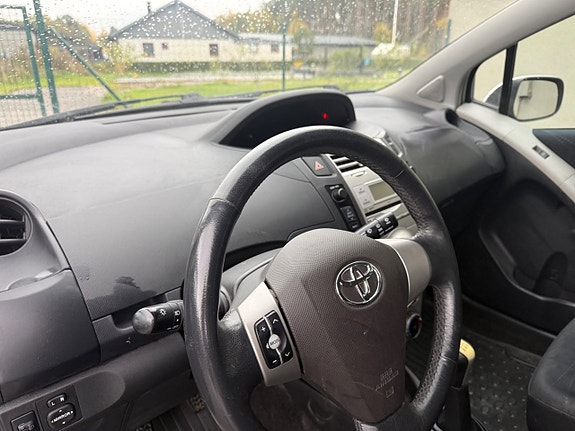 Toyota Yaris 6 of 7