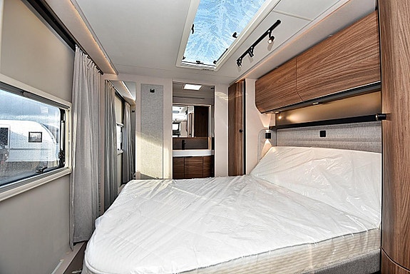Knaus 660 PXB Nordwind, Queenbed 11 of 27