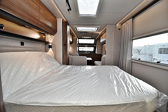 Knaus 660 PXB Nordwind, Queenbed 13 of 27