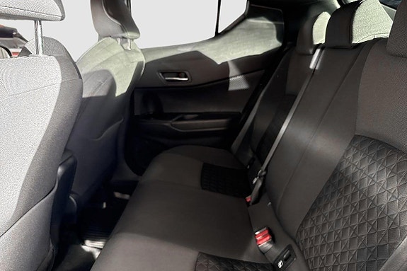 Toyota C-HR 9 of 12
