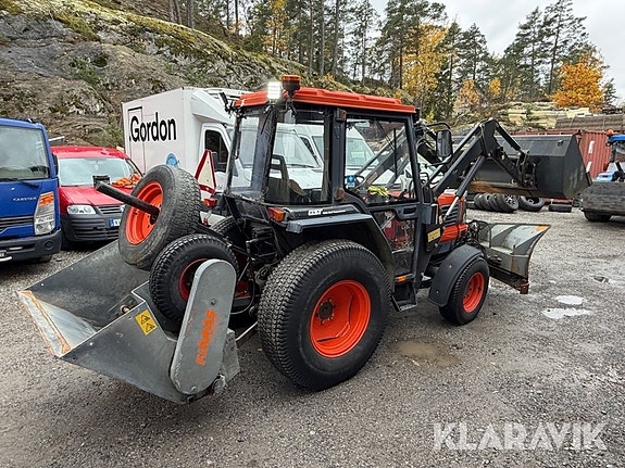 Traktor Kubota L4200 med lastare och redskap 4 of 6