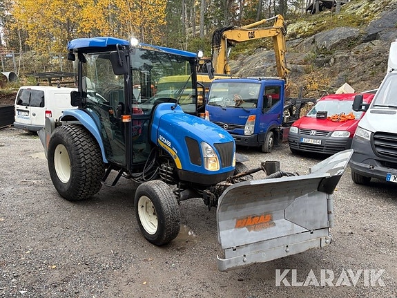 Traktor New Holland Boomer 3040 med Vikplog o 3 of 6