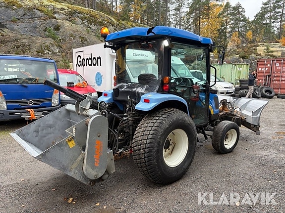Traktor New Holland Boomer 3040 med Vikplog o 4 of 6