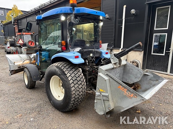 Traktor New Holland Boomer 3040 med Vikplog o 6 of 6