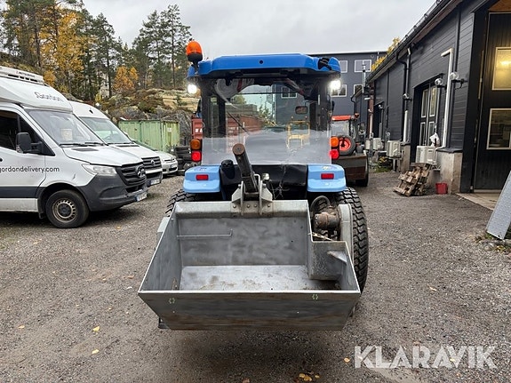 Traktor New Holland Boomer 3040 med Vikplog o 5 of 6