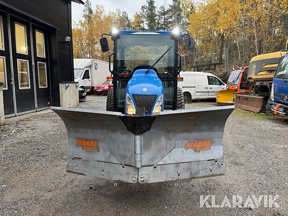 Traktor New Holland Boomer 3040 med Vikplog o 2 of 6