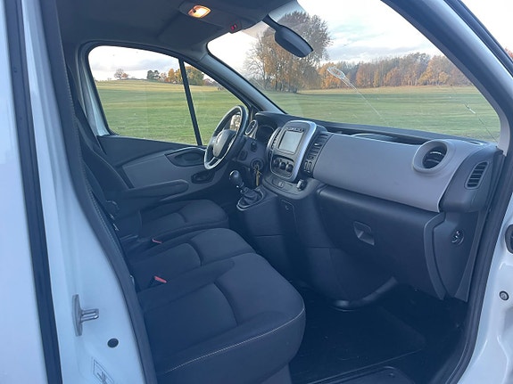 Renault Trafic 10 of 17