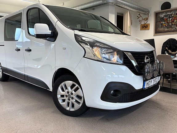 Nissan NV300 2 of 23