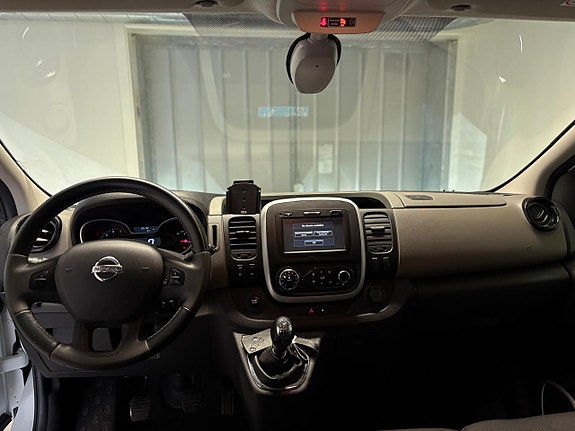 Nissan NV300 13 of 23