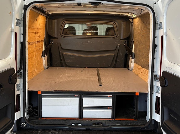 Nissan NV300 19 of 23