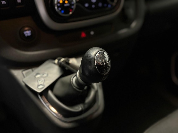Nissan NV300 7 of 23
