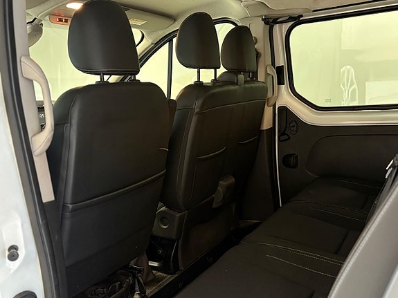 Nissan NV300 18 of 23