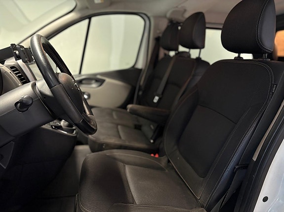 Nissan NV300 16 of 23